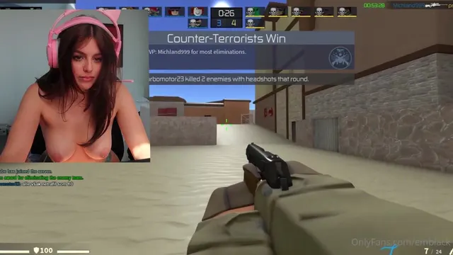 Emily Black joga videogame nua