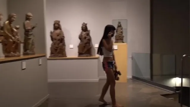 Littlesubgirl zieht sich überall in diesem Museum aus und spritzt ab