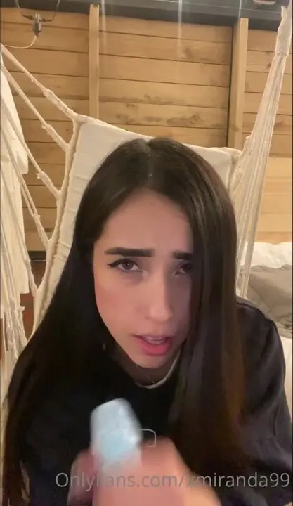 Die süße Xmiranda99 spielt mit ihrer Muschi