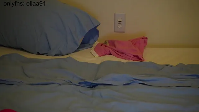 Ellaa91 brinca e depois esfrega a boceta