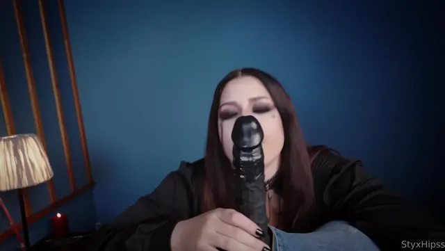 Dicker Goth Styxhipss reitet schwarzen Dildo