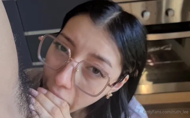 Nerdy Ruth Lee Blowjob mit Augenkontakt
