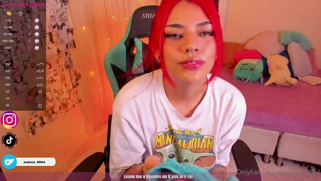 Bruna arrapata pratica i suoi pompini con un dildo