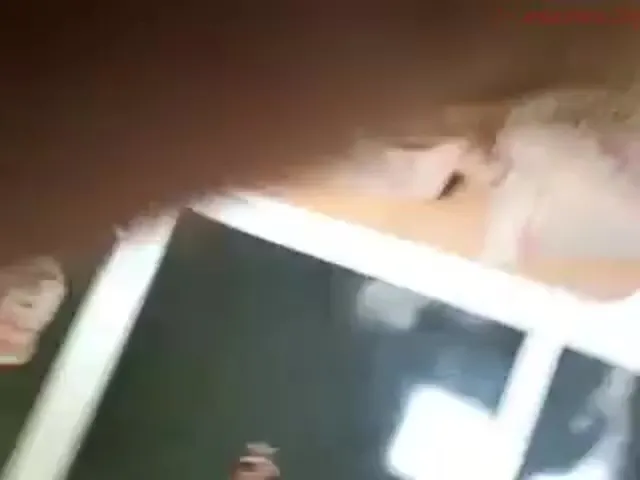 Onebigkisss lutscht einen weißen Schwanz
