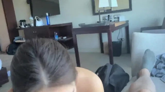 Tru Kait fa sesso con la sua amica sul divano Pov