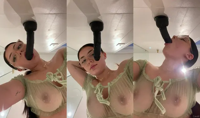 Lilith Cavaliere lutscht einen Dildo
