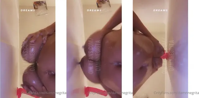 Damnnegrita accarezza un dildo con le sue tette