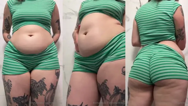 Catsncake neckt nach dem Abendessen mit ihrem Bauch