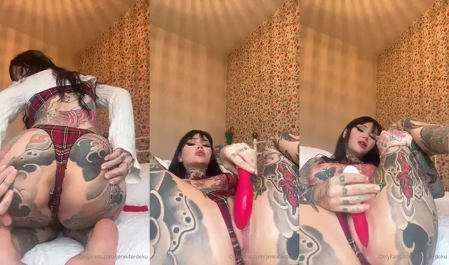 Jenniferdeku schiebt sich einen Dildo in ihre Muschi