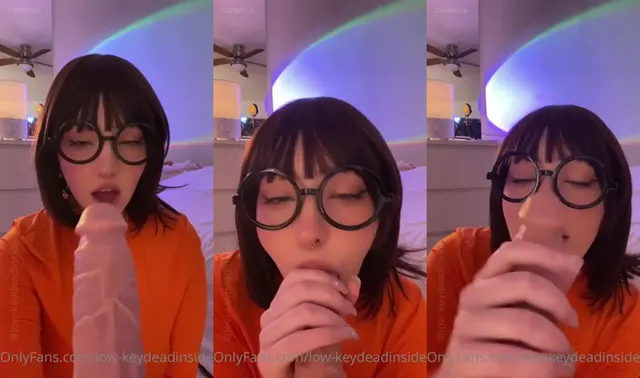 Low Keydeadinside, während Velma an einem Dildo lutscht