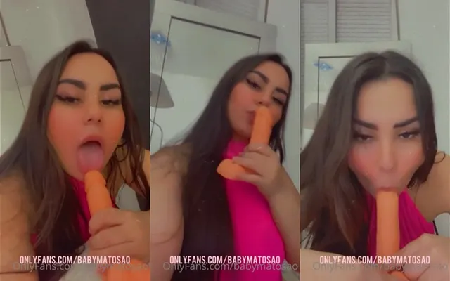 Victoria Matosa filmt sich selbst beim Saugen eines Dildos