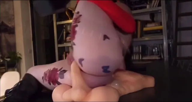 Callmeliliethh spritzt auf einer Sexpuppe