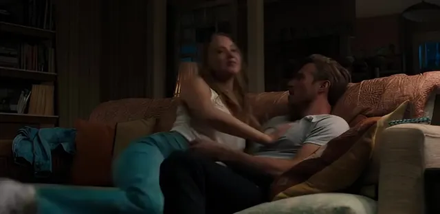 Jennifer Lawrence Couch-Kuss-Szene