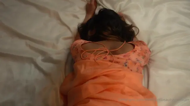 Kayla Kapoor schluckt Sperma, nachdem sie geschlagen wurde