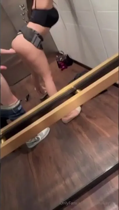 Die sexy Katiana Kay wird im Aufzug geschlagen