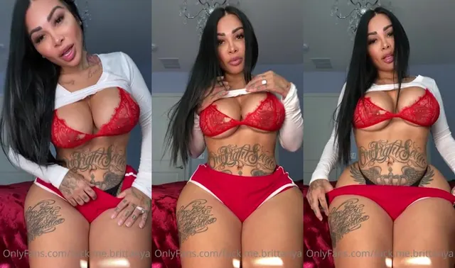 Le tette di Brittanya Razavi tremano mentre prendono in giro