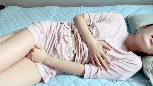 La figa di Mikamikatntntn prende in giro sul letto