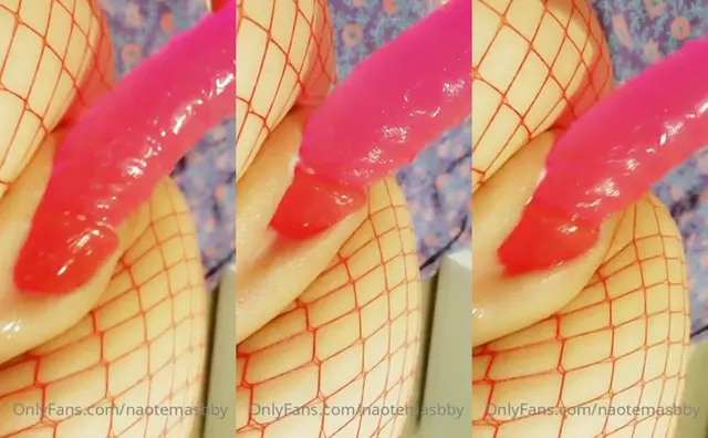 Naotemasbby divora il suo dildo rosa