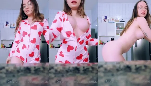 Babi Palomas si spoglia dei vestiti