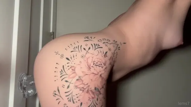 Lems7 si masturba da sola con il suo dildo