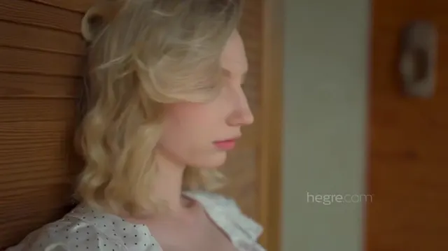 维卡·库切连科 (Vika Kucherenko) 在外面赤身裸体