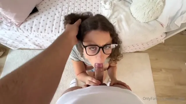 Love Lilah wird von ihrer Mitbewohnerin vollgespritzt