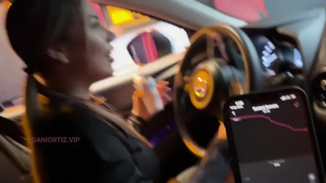 Daniela Ortiz lascia che il suo fidanzato controlli il suo vibratore