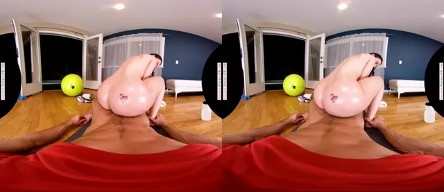 Lana Rhoades hüpft auf einem Schwanz