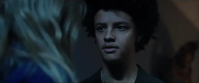 Sydney Sweeney faz uma rapidinha no chão