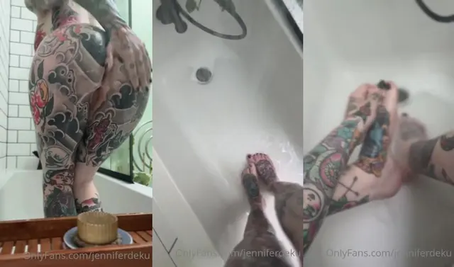 Jenniferdeku prende in giro il suo corpo nudo e tatuato