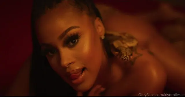 Kiyomileslie posa in modo seducente con un serpente