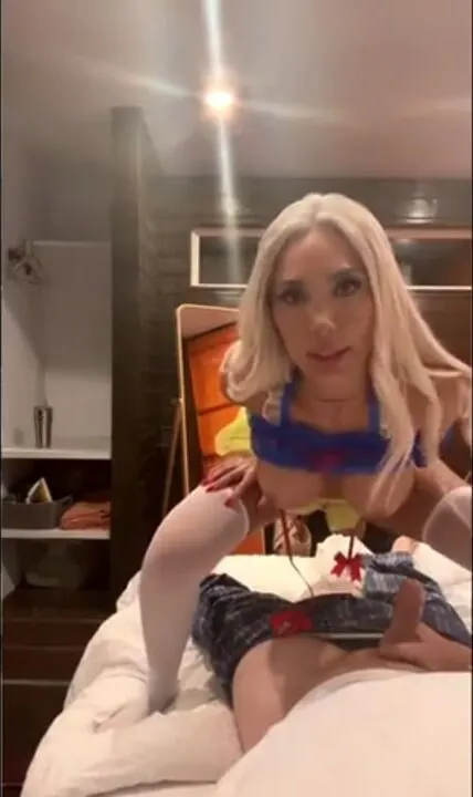 Schneewittchen Farrah Abraham reitet einen Schwanz