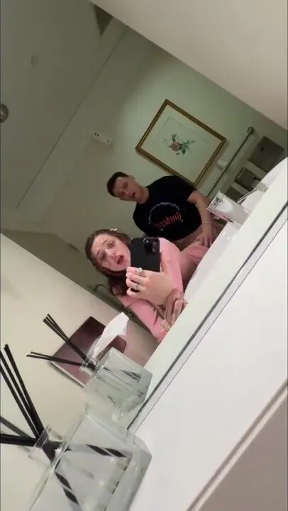 Shrooms Q Ragazza assetata beve la pipì di papà nel bagno pubblico del centro commerciale e viene scopata duramente