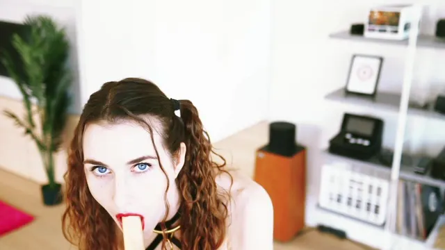Oben ohne Piperblush schlürft ein Eis am Stiel
