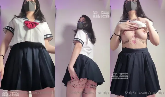 Anaimiya mostra il suo corpo mentre scrive