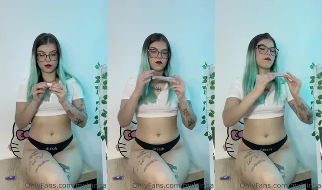 Melmartinsof ti rolla una canna in pigiama