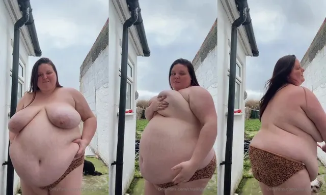 Chunkybabee zeigt ihren Bauch und ihre Titten