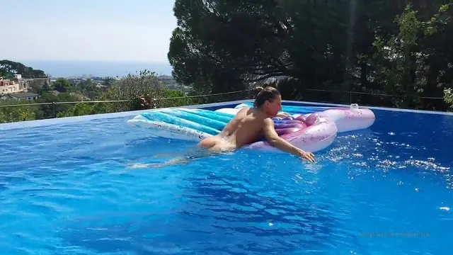 Taliamints nacktes Schwimmen wird verführerisch