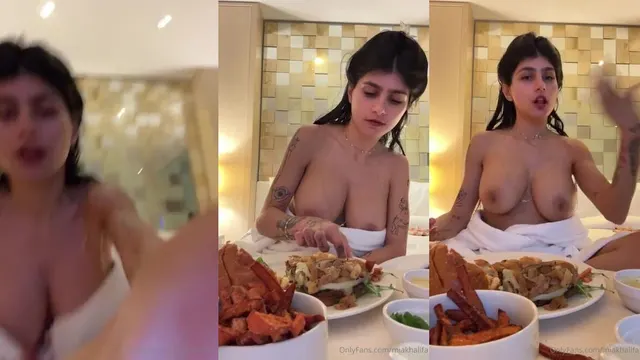 Mia Khalifa isst Abendessen mit ausgestreckten Titten