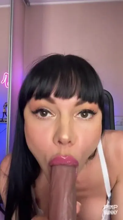 Slemgem lutscht und fickt sich selbst mit einem Dildo bis zum Orgasmus