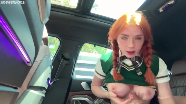 Die britische Studentin Sweetie Fox lutscht einem Fremden im Auto einen und fickt hart durchgesickertes Video