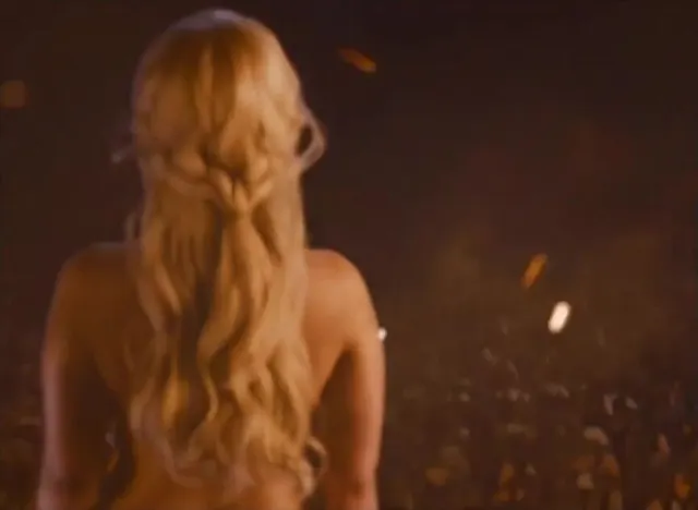 Emilia Clarke geht mit ausgestreckten Titten spazieren