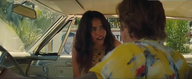 Margaret Qualley zeigt ihre schmutzigen Füße