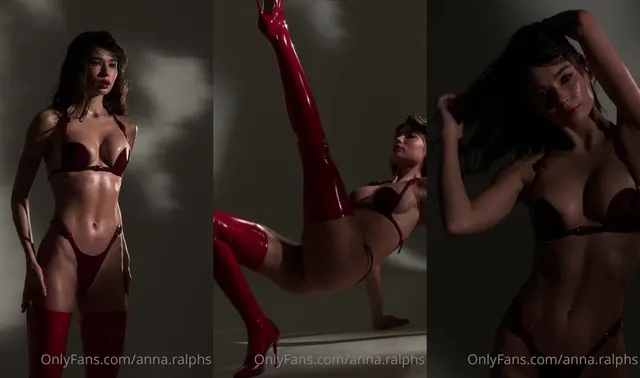 Anna Ralphs stellt ihren Körper in roten Dessous zur Schau