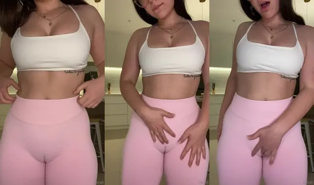 Lilith Cavaliere esfrega o clitóris sobre a meia-calça