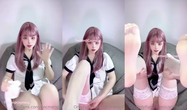 CncMeng se burla con sus pies y su coño en uniforme escolar