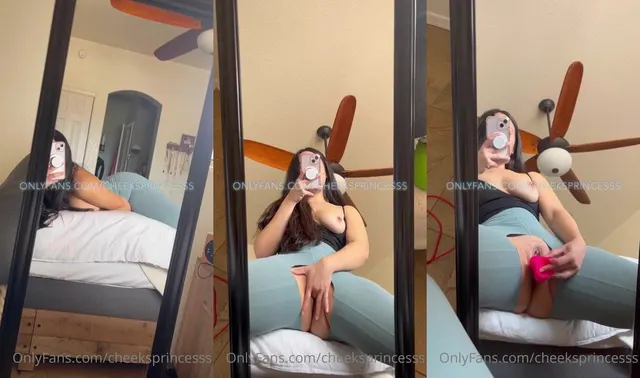 Officialcheekykim Squirts With A Dildo