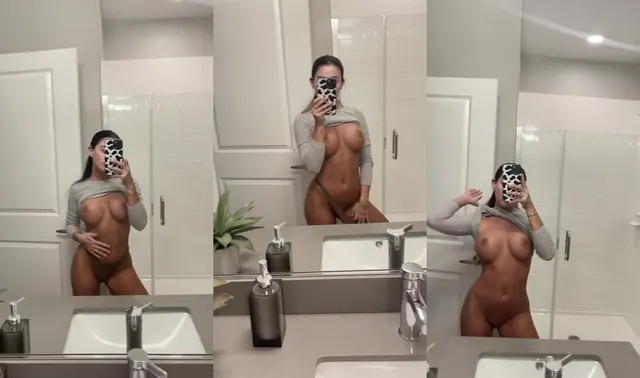Devorah Roloff agarra os seios no espelho