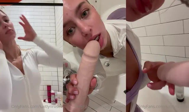 KaitlynRoseB lutscht ihren Dildo im Badezimmer