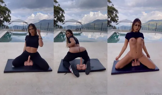 Nia Cruz monta su juguete seductoramente
